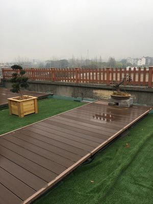 आधुनिक जलरोधक कम्पोजिट डेकिंग डब्ल्यूपीसी डेकिंग सामग्री नमी संरक्षण