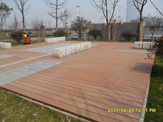 Decking composto de WPC em dificuldade para projetos modernos ao ar livre Resistente a rachaduras