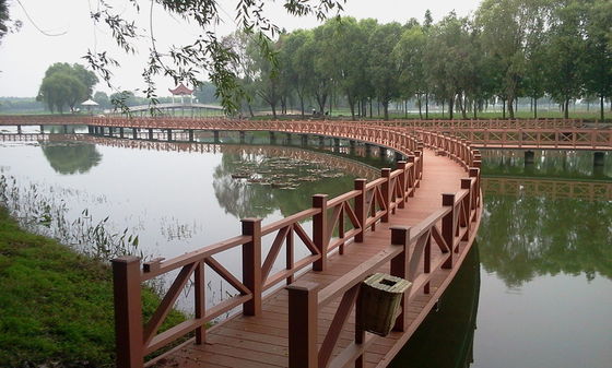 अनुकूलित सजावटी डब्ल्यूपीसी गेट पैनल लकड़ी प्लास्टिक मिश्रित बाड़ कीटरोधी