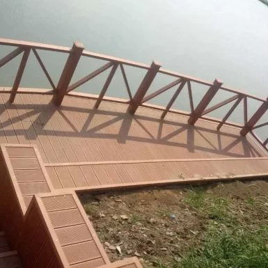 अनुकूलित सजावटी डब्ल्यूपीसी गेट पैनल लकड़ी प्लास्टिक मिश्रित बाड़ कीटरोधी