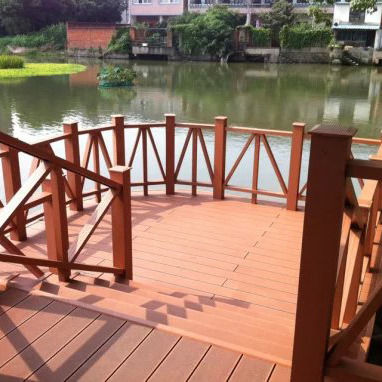 अनुकूलित सजावटी डब्ल्यूपीसी गेट पैनल लकड़ी प्लास्टिक मिश्रित बाड़ कीटरोधी